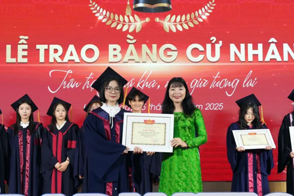 (SVVN) Thủ khoa tốt nghiệp sớm trường Nhân văn với khóa luận về thần tượng Kpop
