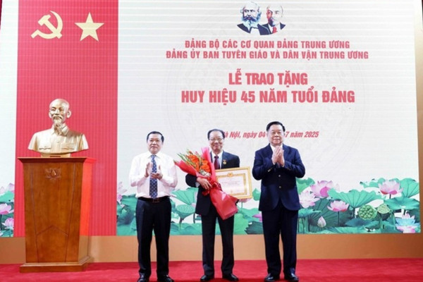 GS.TS Phùng Hữu Phú được trao tặng Huy hiệu 45 năm tuổi Đảng